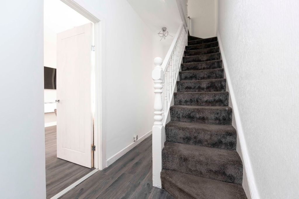 Property photo 3 of 34