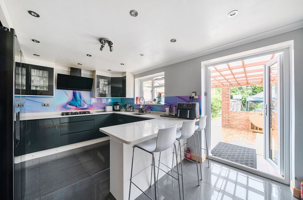 Property photo 3 of 21 1325546-18-687F72...