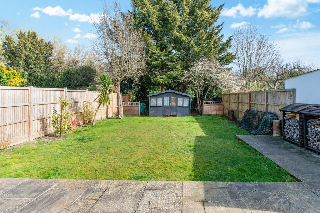 Property photo 2 of 22 Stoneleigh Park Road, (16).Jpg