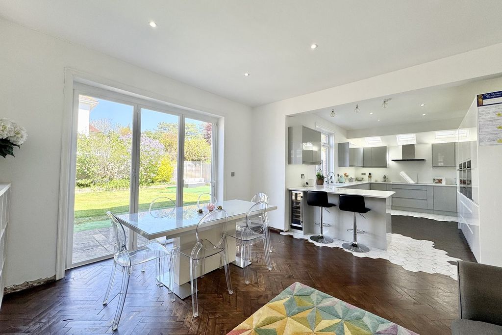 Property photo 3 of 28