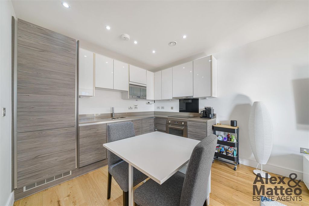 Property photo 3 of 15 Marine Wharf East