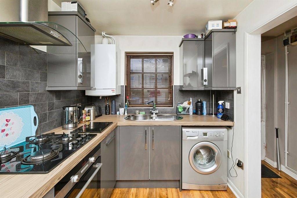 Property photo 3 of 11 Kitchen