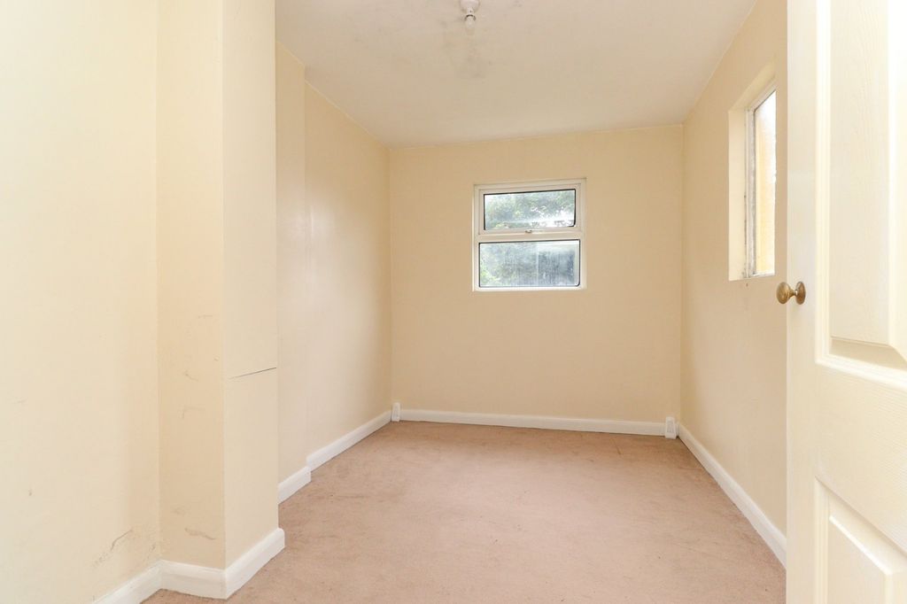 Property photo 3 of 15 Basement Flat