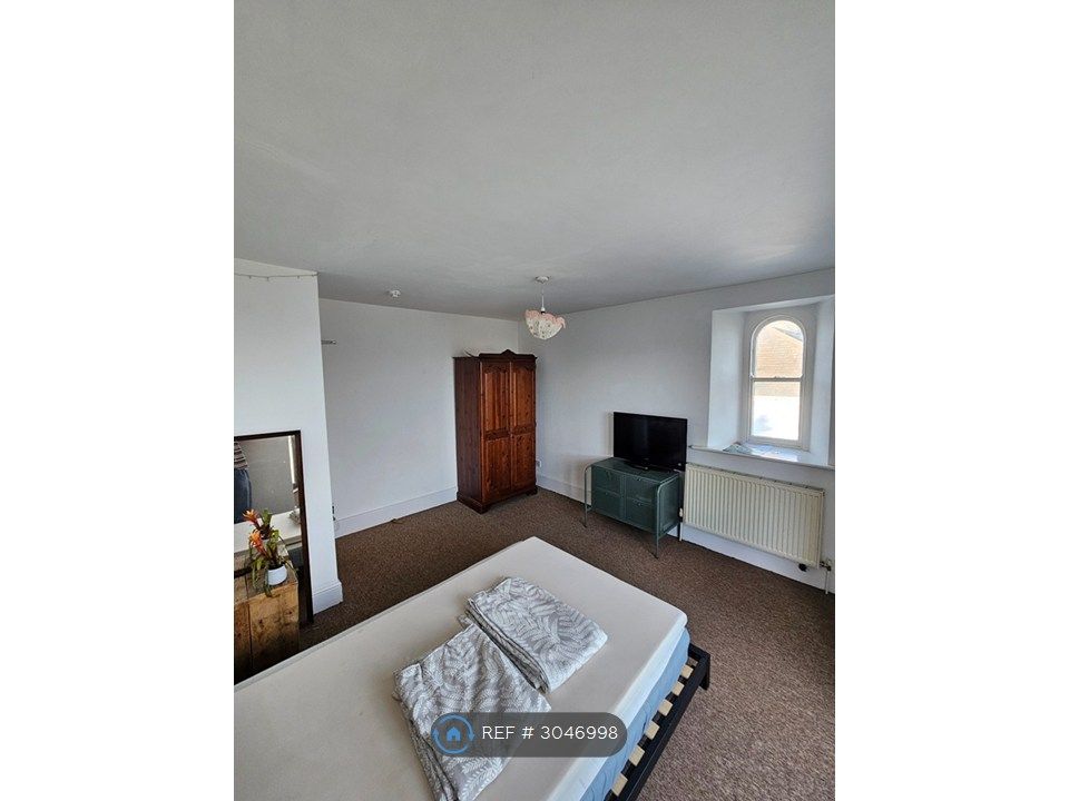 Property photo 2 of 6 Bedroom Pic 2