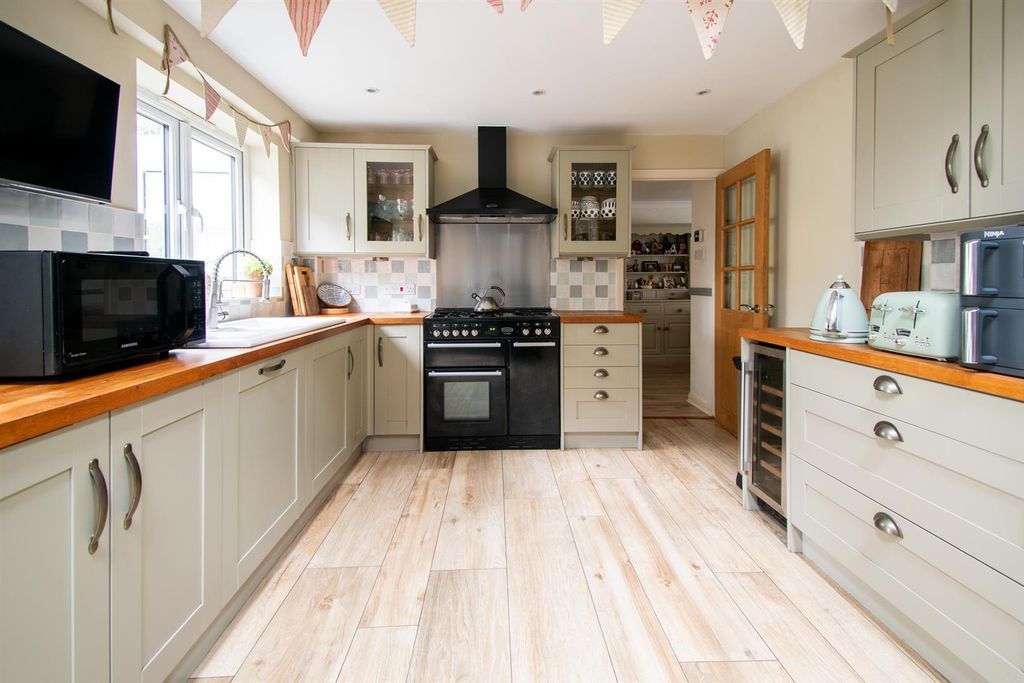 Property photo 3 of 29 Kitchen