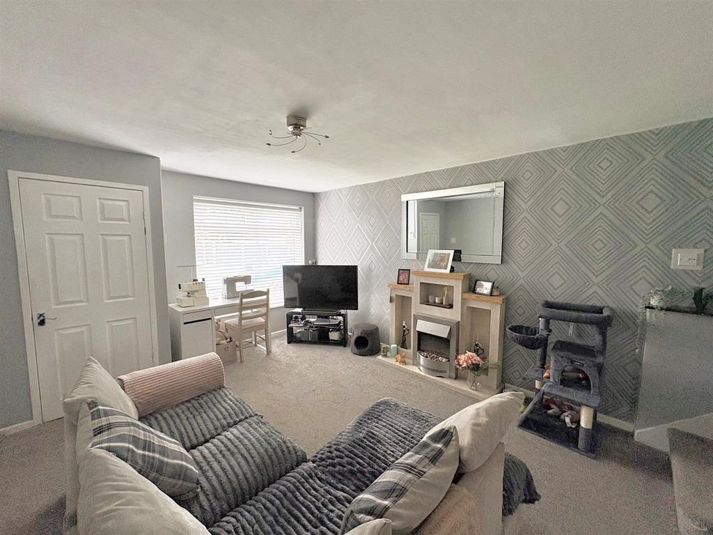 Property photo 2 of 11 Lounge 2.Jpg