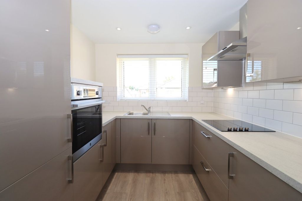 Additional image 10 of 1 bed property for saleVictoria Road, Farnborough GU14