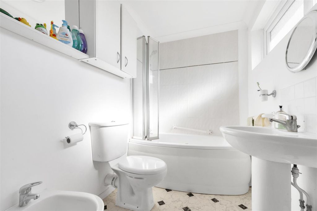 Property photo 3 of 12 26-Aldwickbury-Crescent-17.Jpg