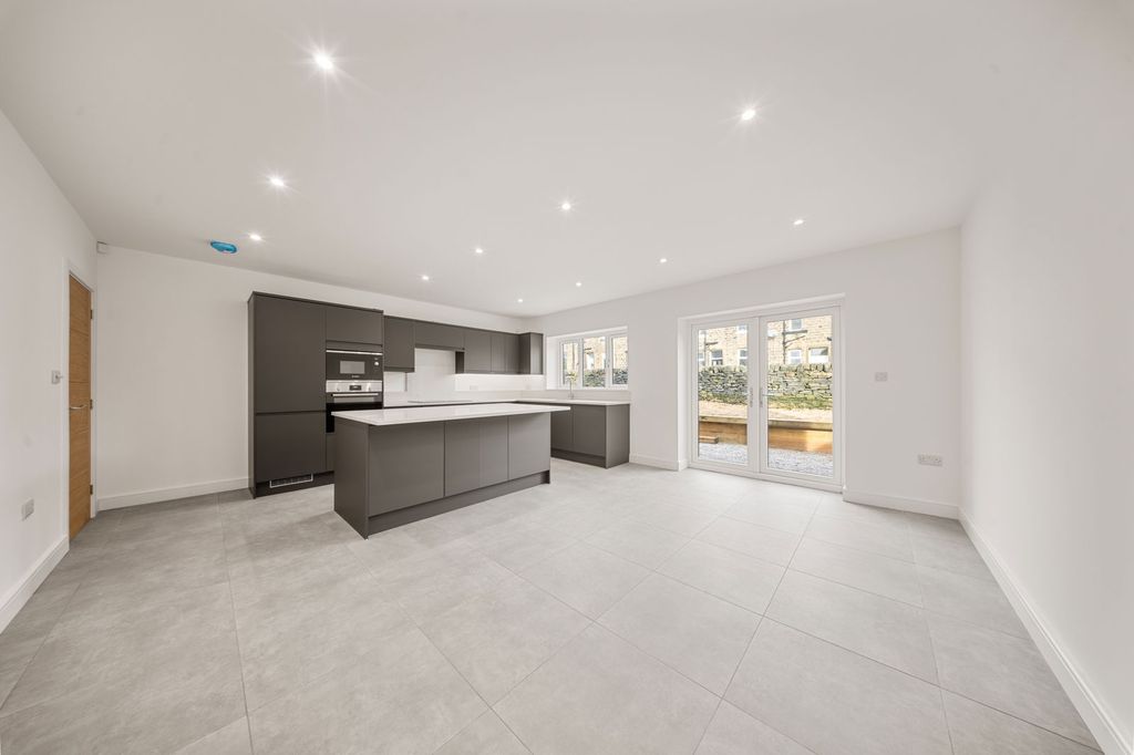 Property photo 3 of 31