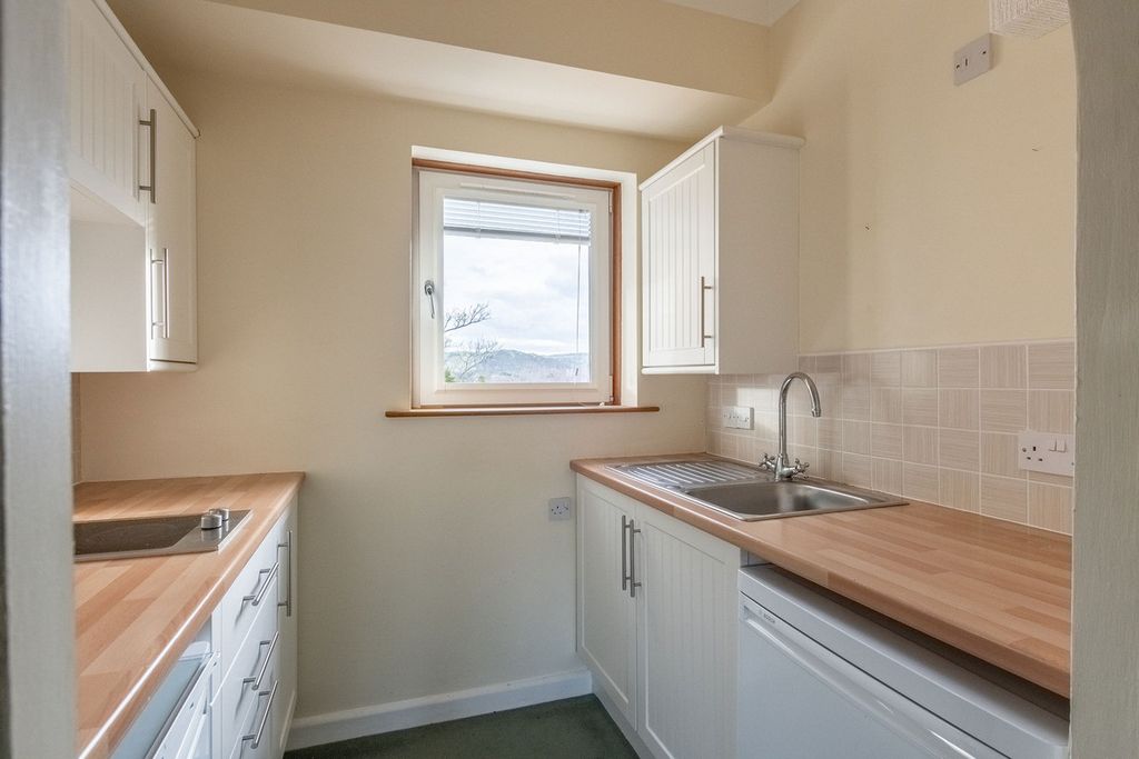 Property photo 3 of 28