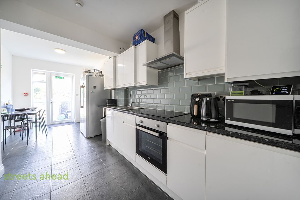 Property photo 2 of 18 E4c7B963-8A90-475...