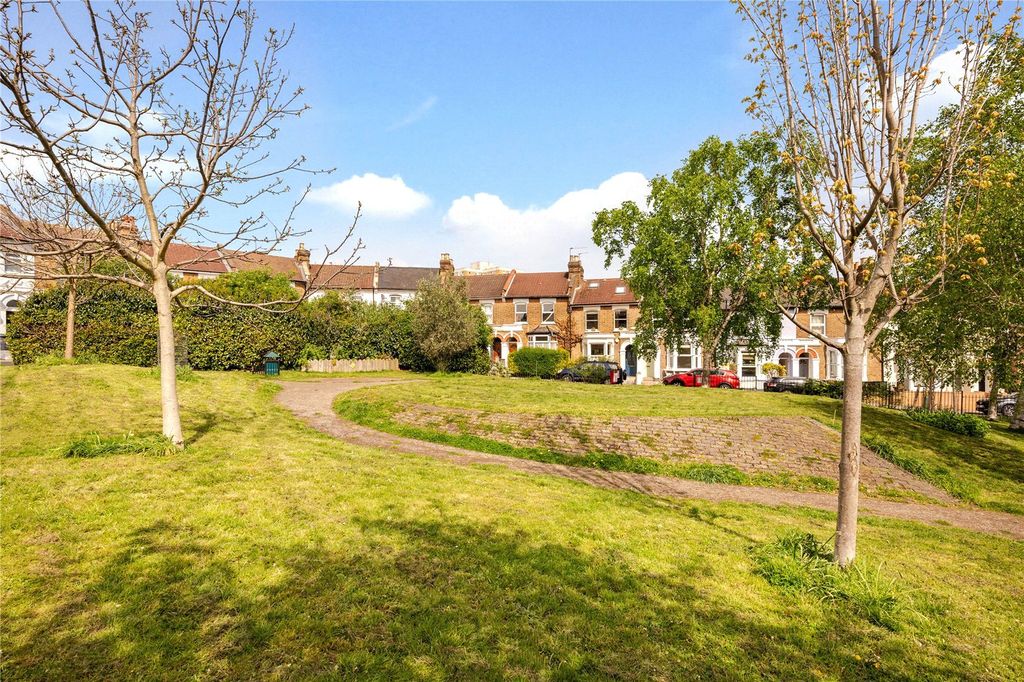 Property photo 3 of 27 Picture No. 02