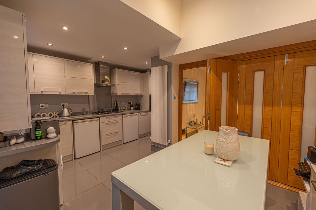 Property photo 3 of 31