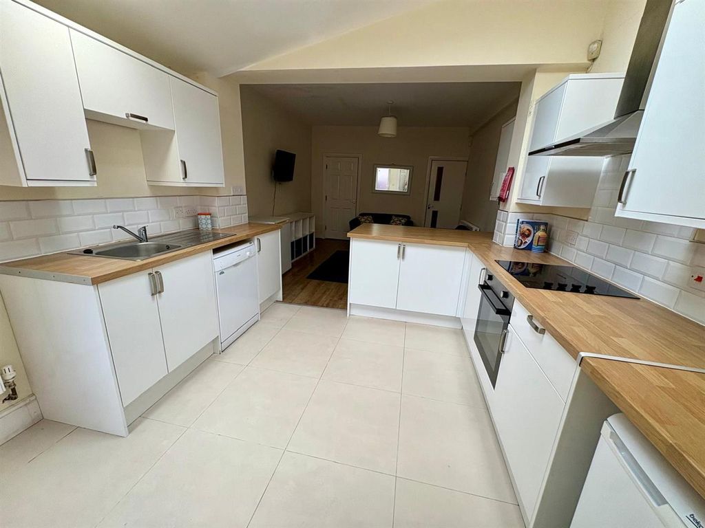 Property photo 1 of 12 2 P121 Kitchen 2 1Jul25.Jpg