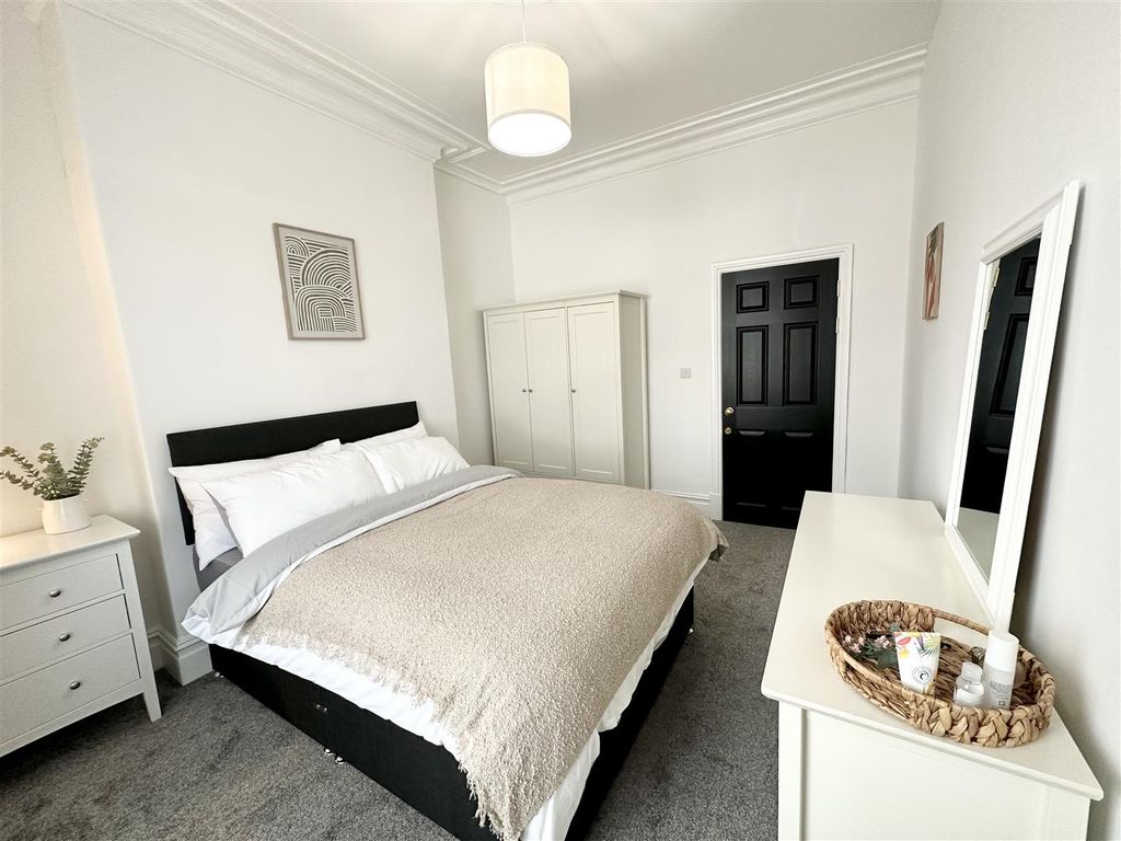 Property photo 1 of 20 Room 3