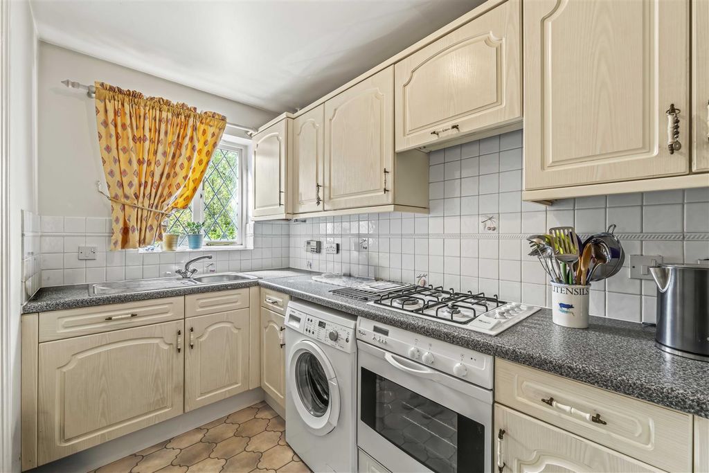 Property photo 3 of 18 6 Draymans Way Tw7-8.Jpg