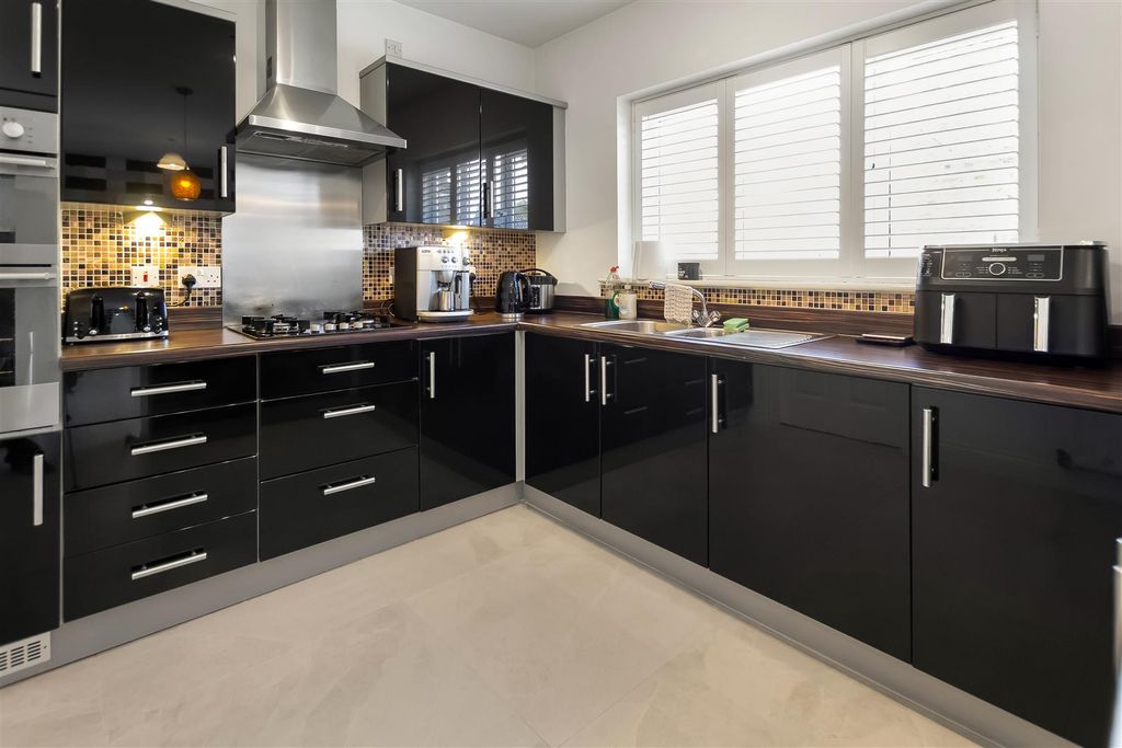 Property photo 2 of 19 Kitchen/Breakfast Room