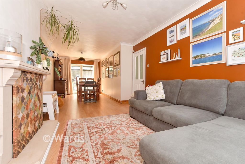 Property photo 1 of 15 Lounge