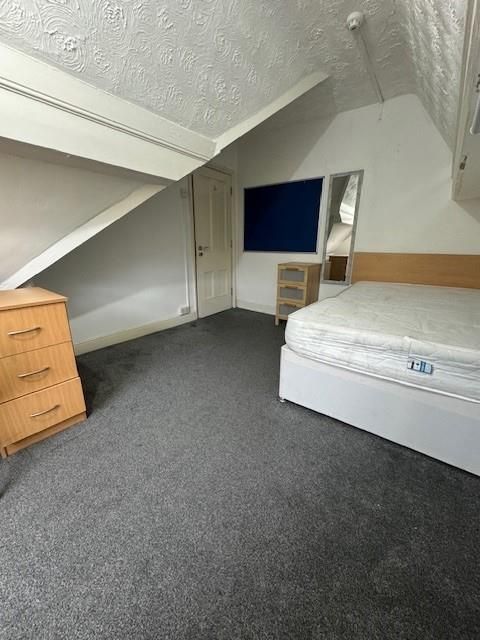 Property photo 3 of 16 Room 6