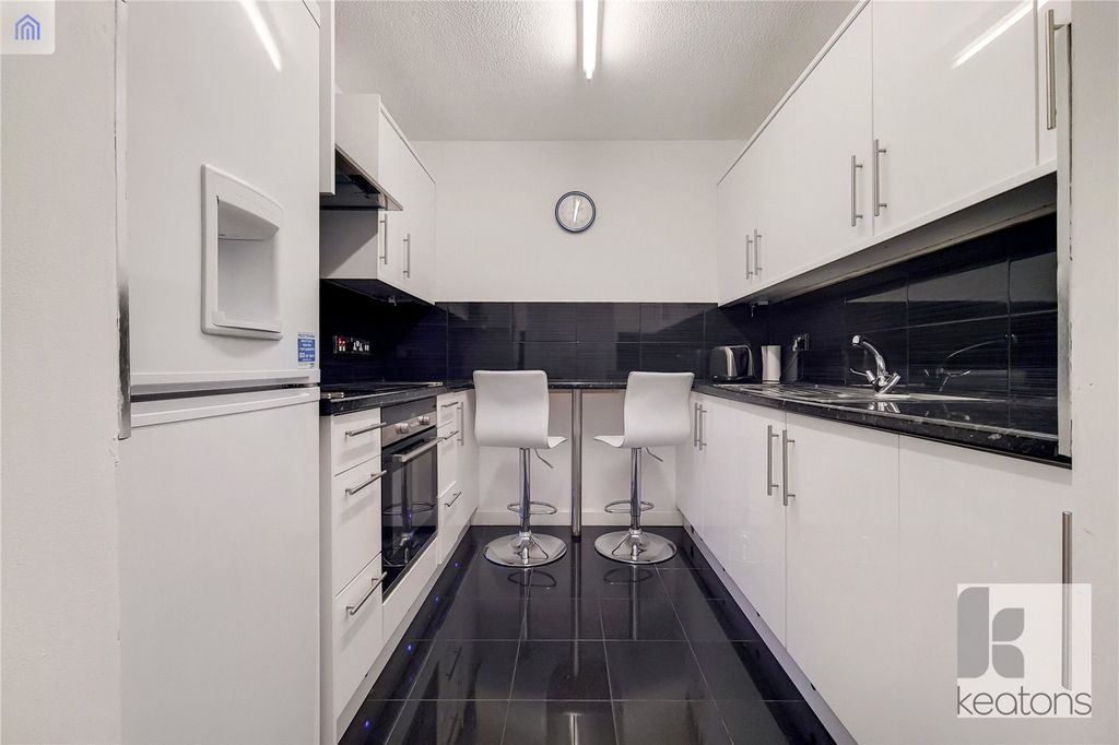 Property photo 3 of 10 Kitchen