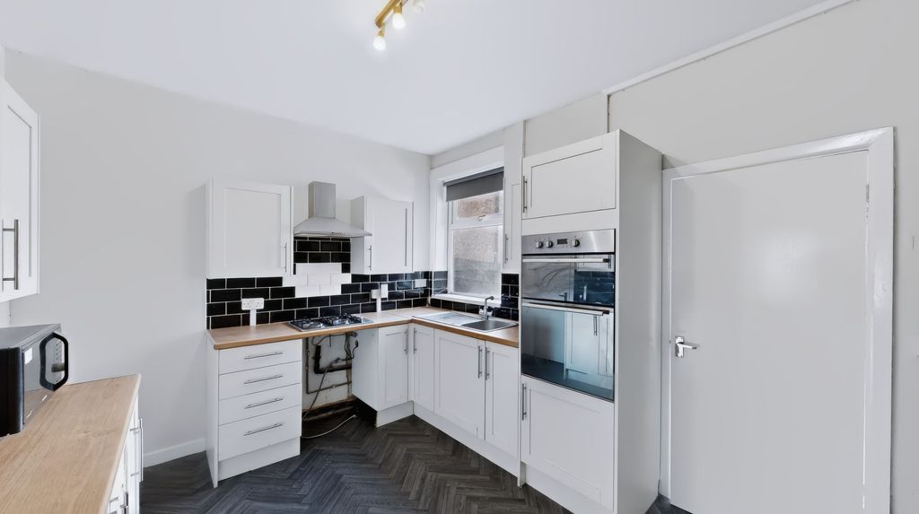 Property photo 2 of 7 Kitchen 1