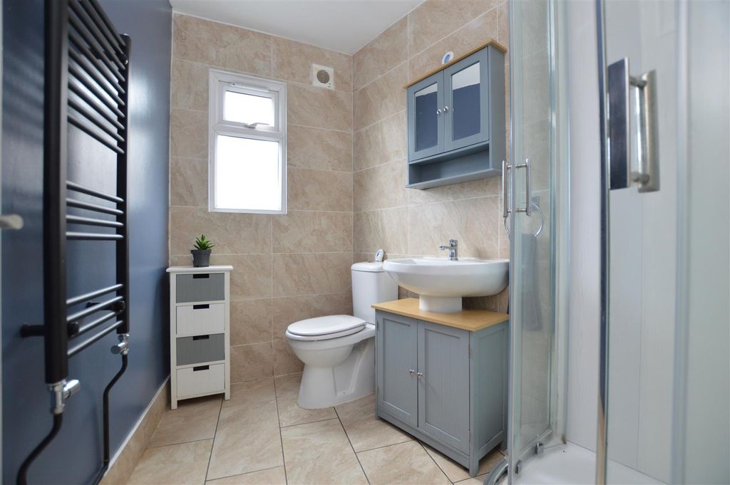 Property photo 3 of 11 Bathroom 1 .Jpg