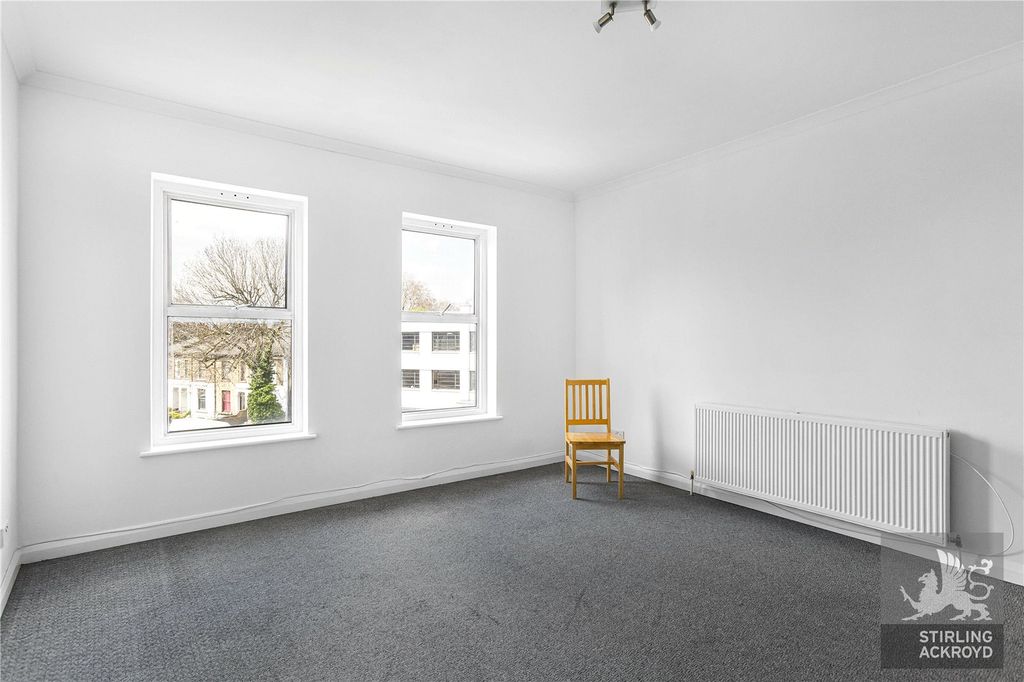 Property photo 3 of 8 Reception