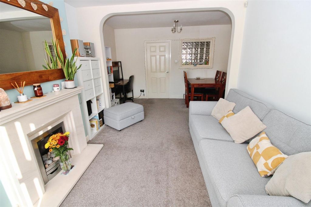 Property photo 2 of 25 Lounge