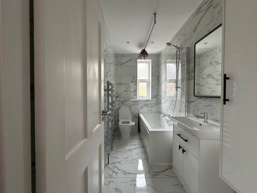 Property photo 3 of 11 Bathroom