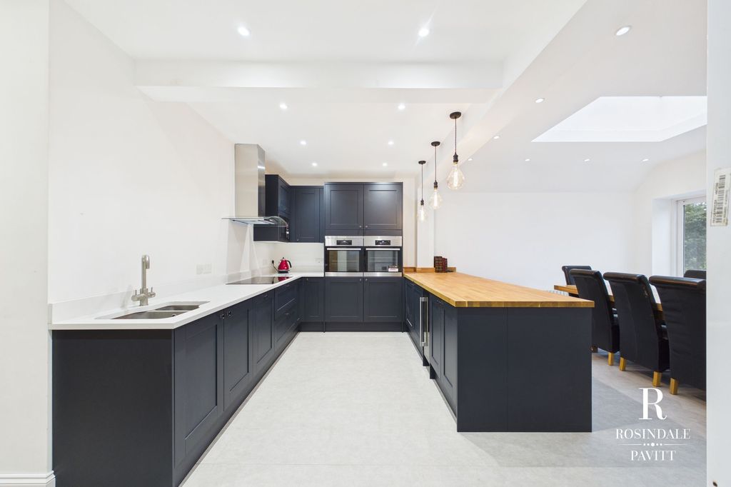 Property photo 2 of 31