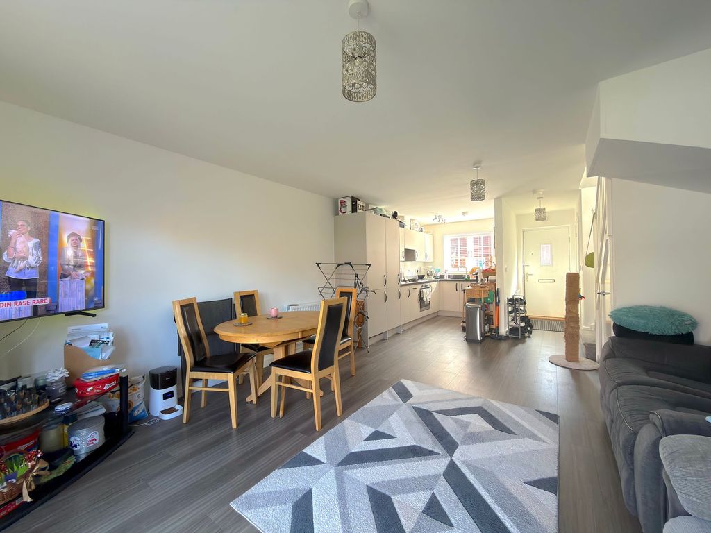 Property photo 2 of 17 Living Room/Dining Room/Kitchen (1)
