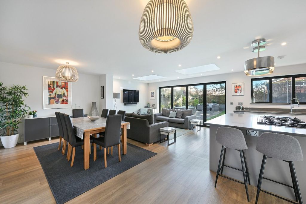 Property photo 2 of 25 Hookfield