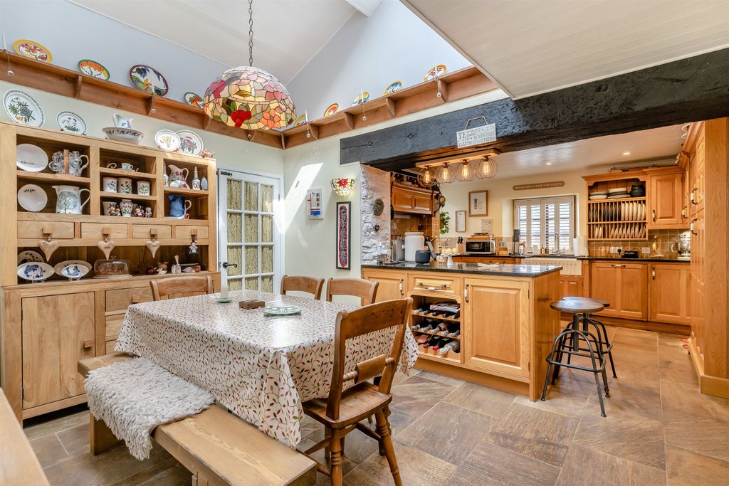 Property photo 3 of 27