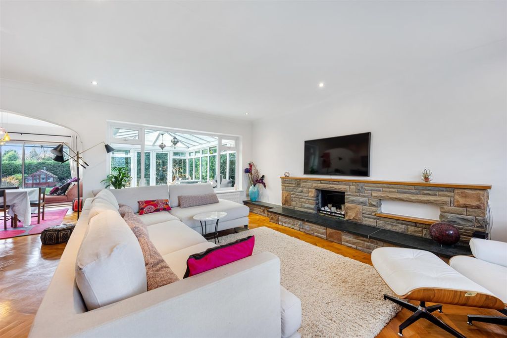 Property photo 2 of 27 37 Ormskirk Road Lounge.Jpg