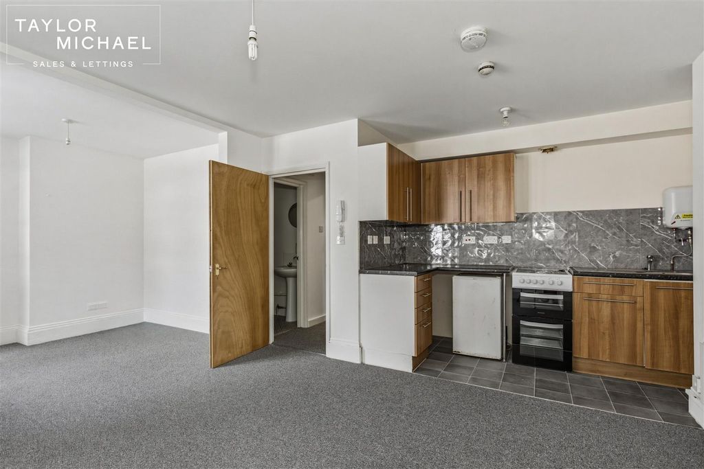 Property photo 3 of 19 Studio Room