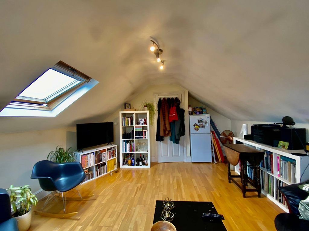 Property photo 3 of 9 Gallery