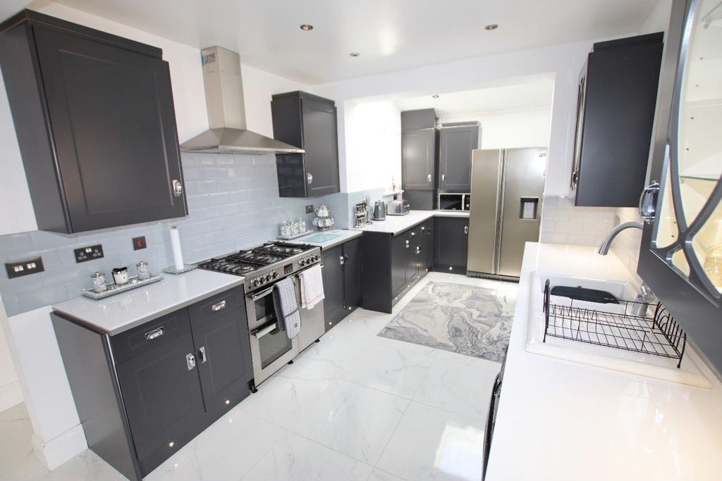 Property photo 1 of 18 Bedford Road, Holland On Sea.