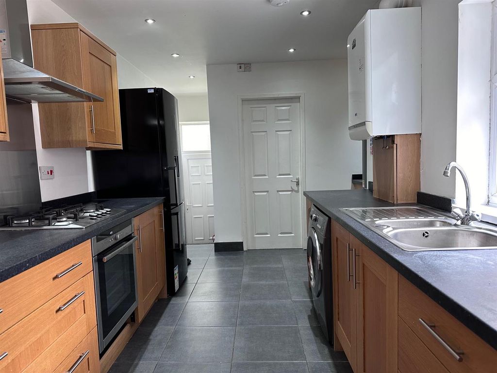 Property photo 2 of 10 Kitchen.Jpg