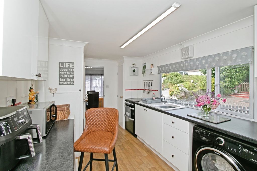Property photo 3 of 14 Kitchen