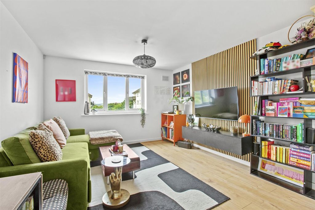 Property photo 2 of 15 Tadros Court-2.Jpg
