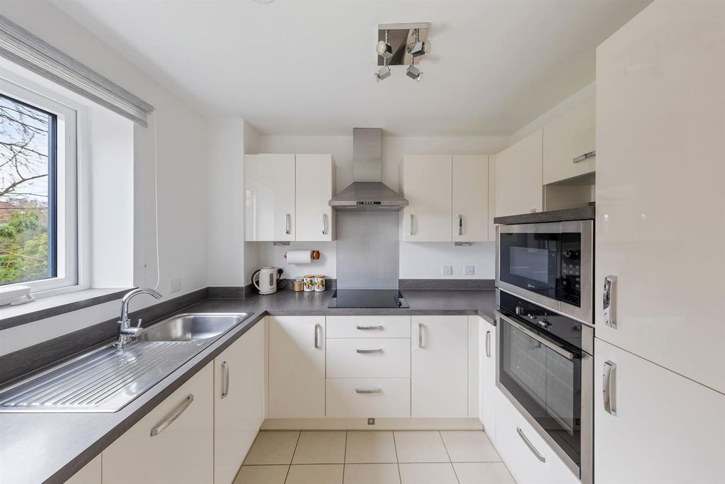 Property photo 2 of 12 04-9F54Pfmcs 32 The Clockhouse-15-Medium.Jpg