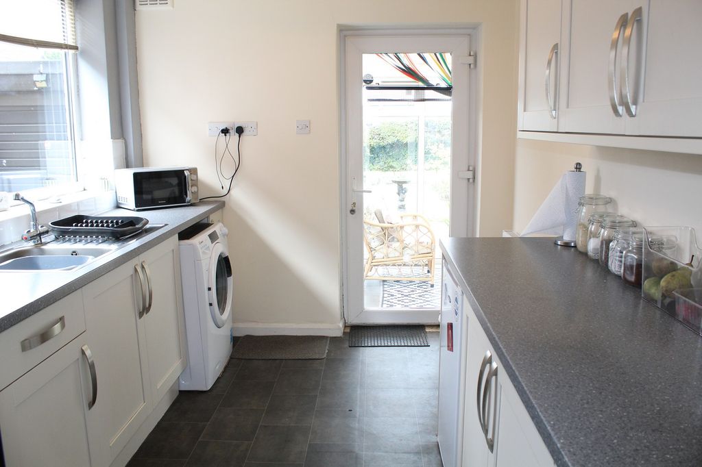 Property photo 3 of 11 Fitted Kitchen Picture 2
