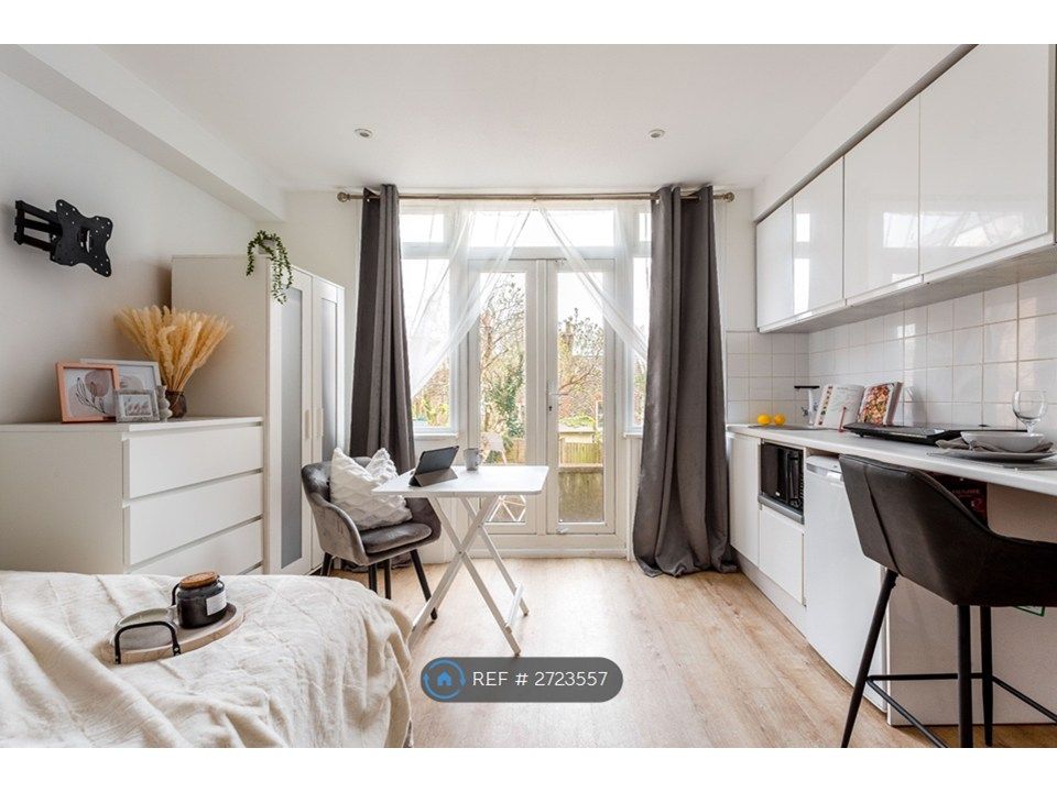 Property photo 1 of 15 Modern, Bright Studio Flat Comes Fully Furnished