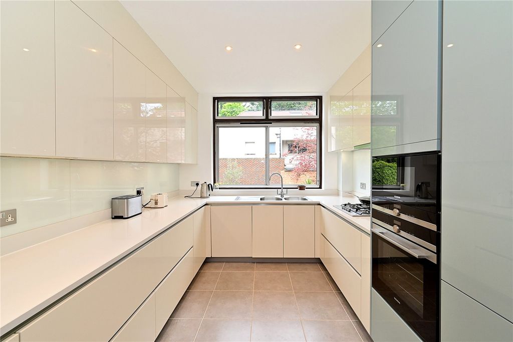 Property photo 3 of 10 Kitchen