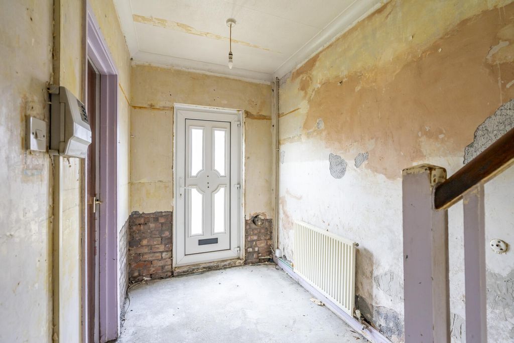 Property photo 2 of 14 Hallway