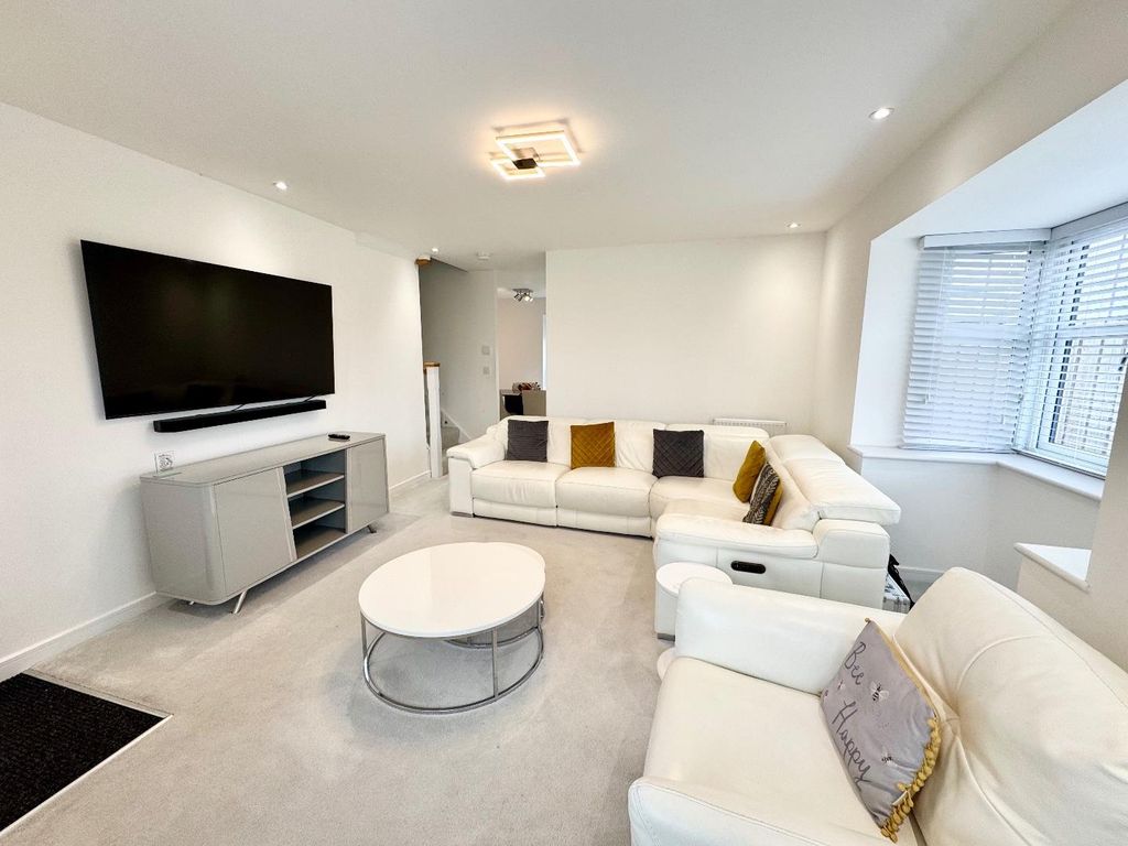 Property photo 2 of 12 Lounge