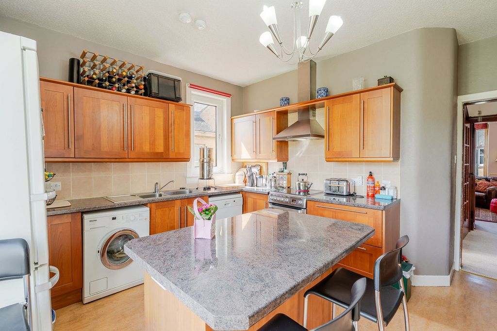 Property photo 3 of 37