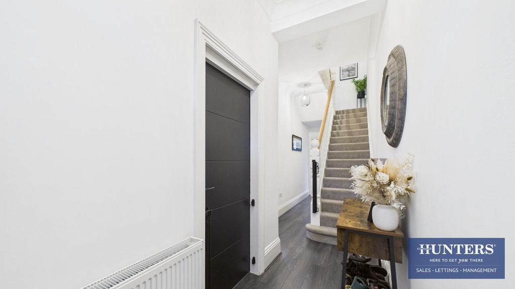 Property photo 2 of 18 Hallway