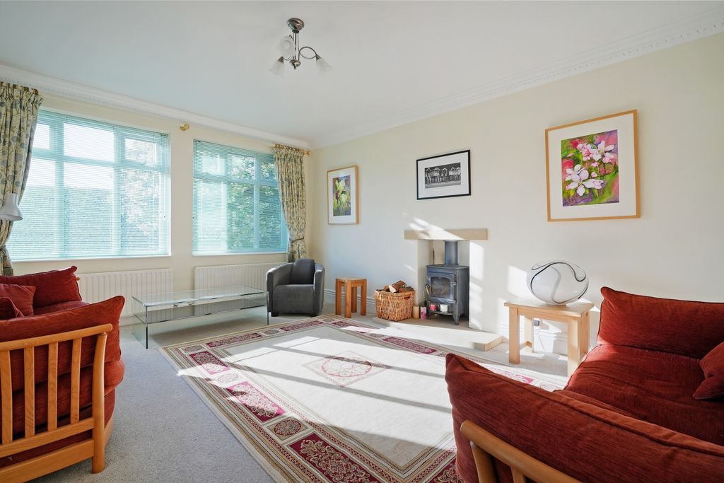 Property photo 3 of 29 Lounge