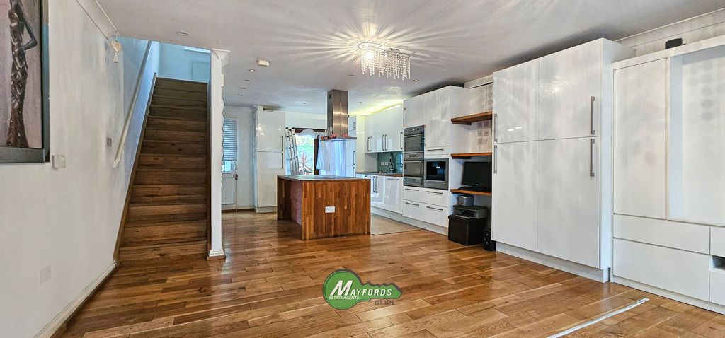 Property photo 1 of 14 Three Bedroom Mid Terrance House